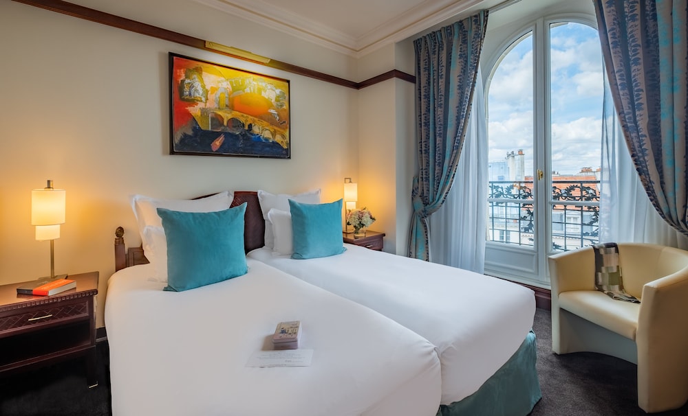 Deluxe room Eiffel view thumbnail 6