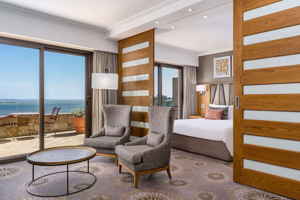 Deluxe King Suite with Lagoon View - Photo 2