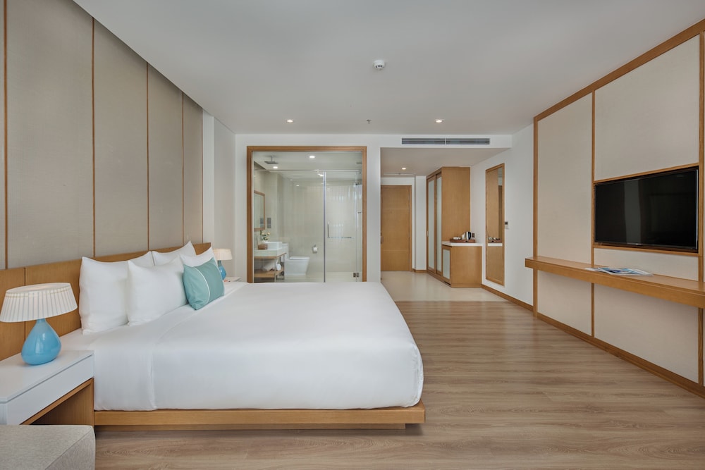 Premier Suite, 1 King Bed, Balcony, Partial Sea View (Daily 60 mins Spa Treatment) photo 1
