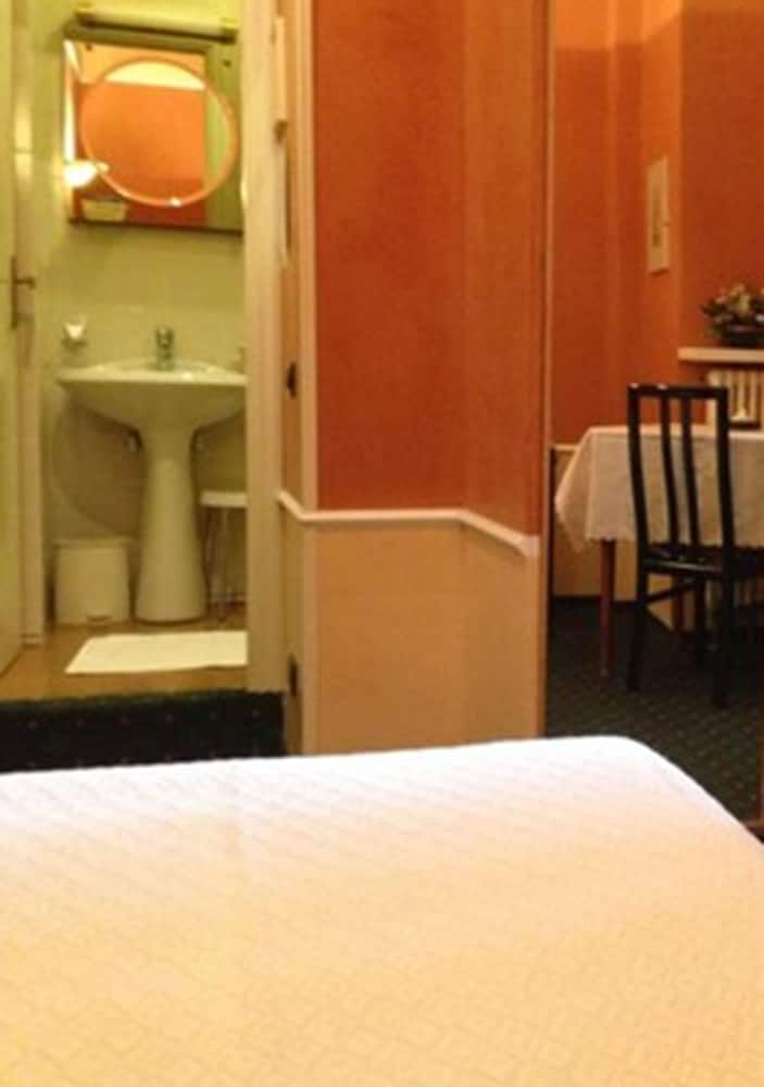Basic Triple Room, City View photo 3