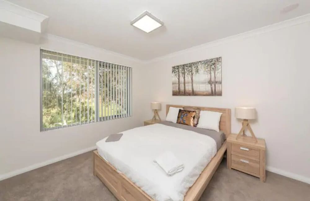 Modern 1 Bed and 1 Bath Standard Apartment photo 1
