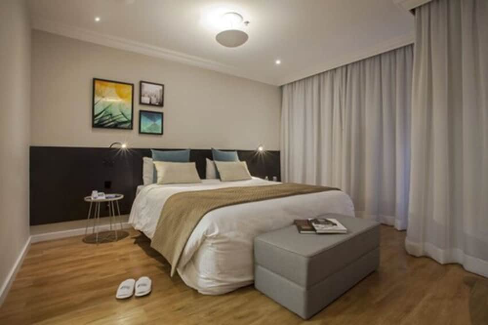 Premier Double Room thumbnail 5