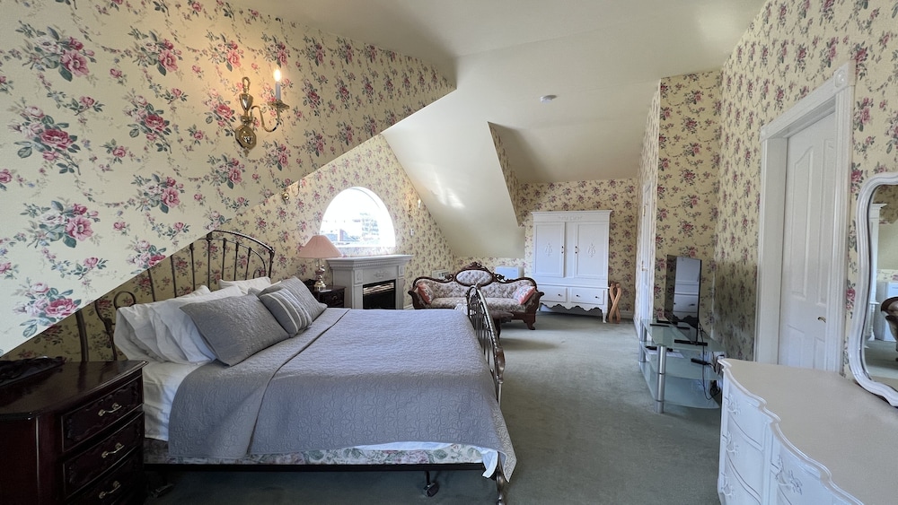 Traditional Room, 1 King Bed photo 2