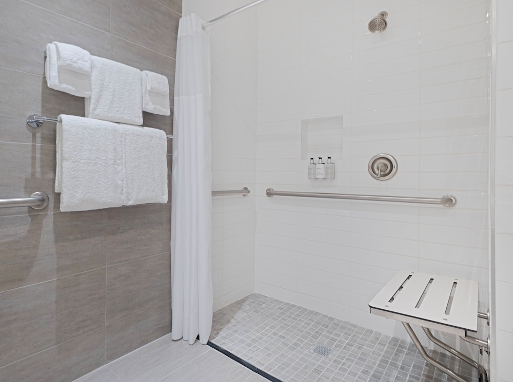 Grand Room, 1 King Bed, Transfer Shower (Mobility) - Photo 5