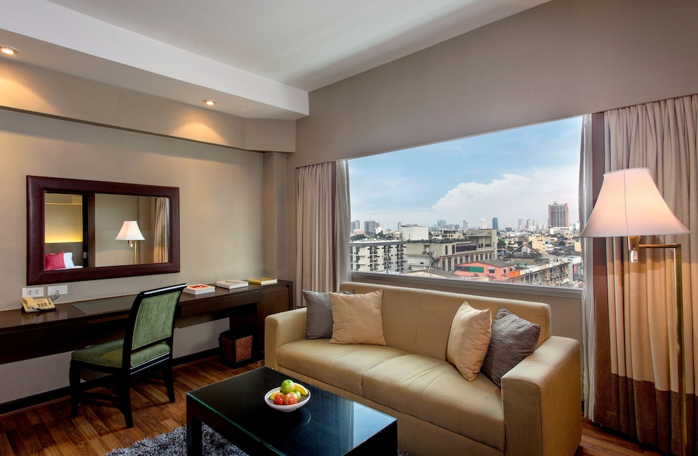Suite, 2 Twin Beds, City View (Plaza)