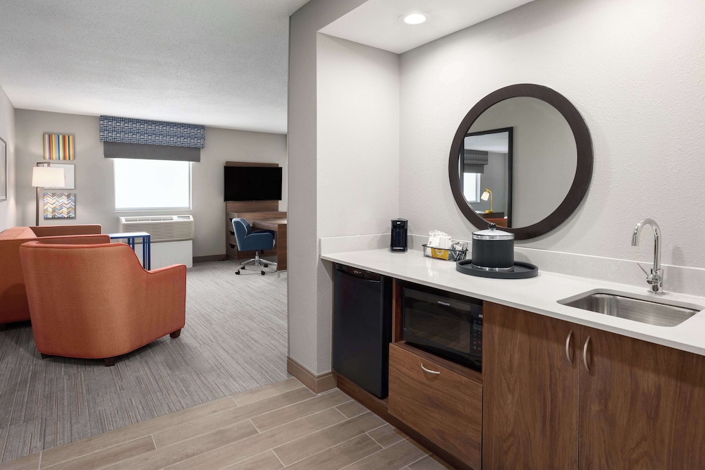 Suite, 1 King Bed, Accessible, Non Smoking - Photo 3
