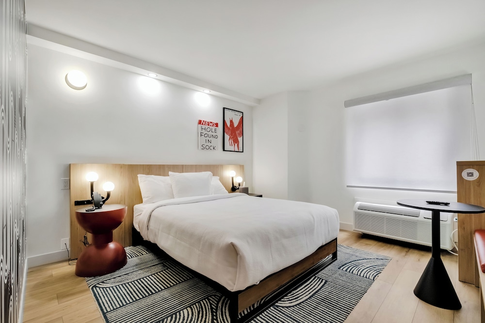 Standard Room, 1 Queen Bed, Accessible - Photo 3