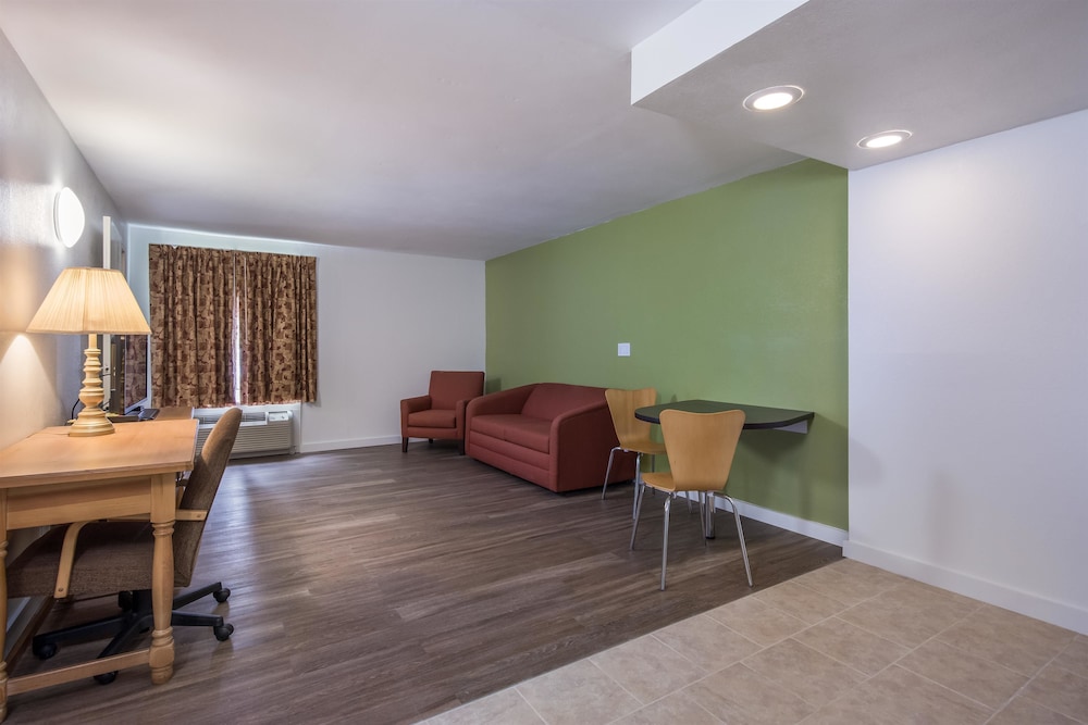 Deluxe Suite, 1 King Bed, Non Smoking, Refrigerator & Microwave photo 1