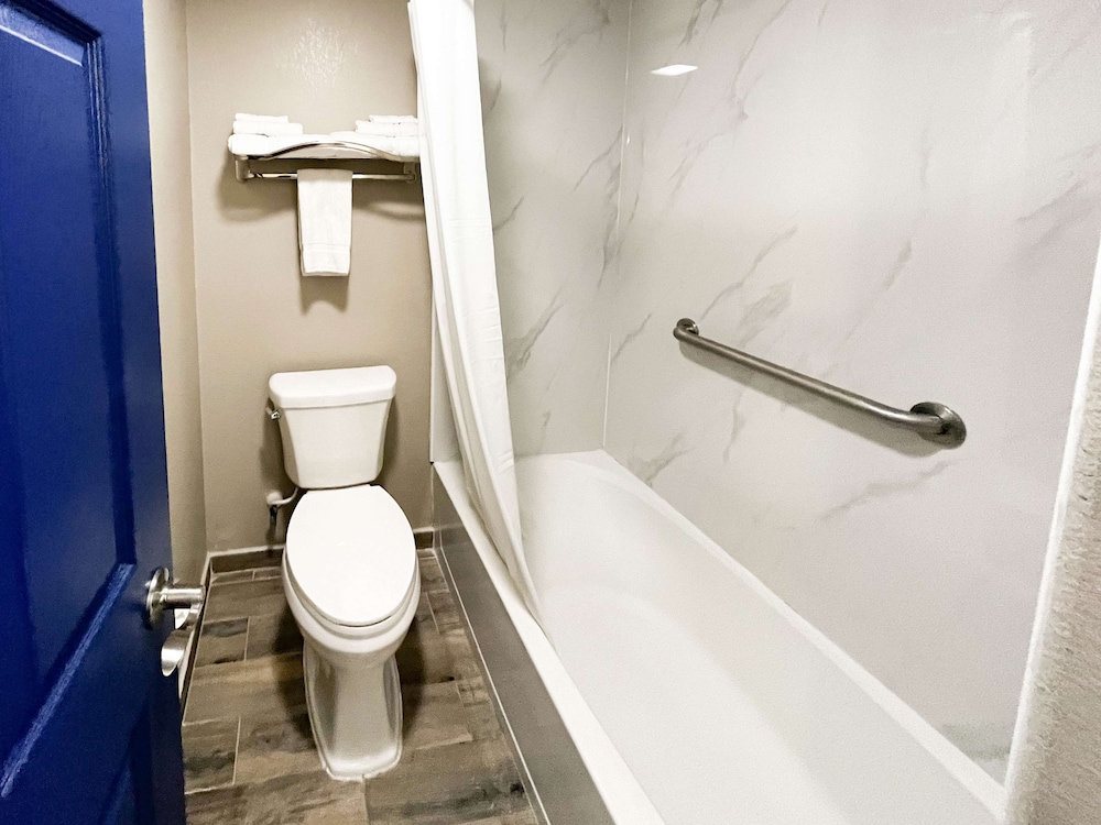 Standard Room, 2 Queen Beds, Non Smoking, Ground Floor - Photo 4