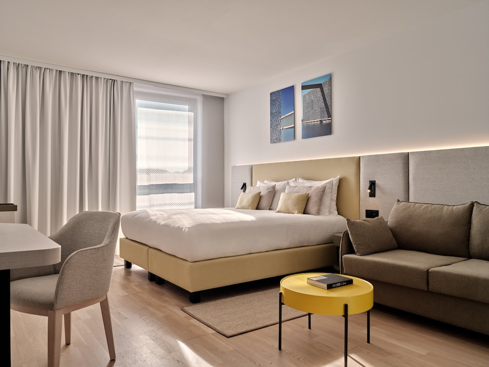 Premium Room, 1 King Bed with Sofa bed - Photo 6