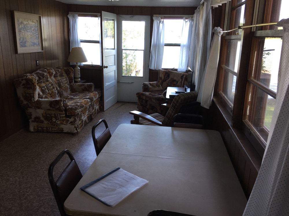 Panoramic Cabin, 2 Bedrooms, Kitchen, Lake View (Birch) photo 3