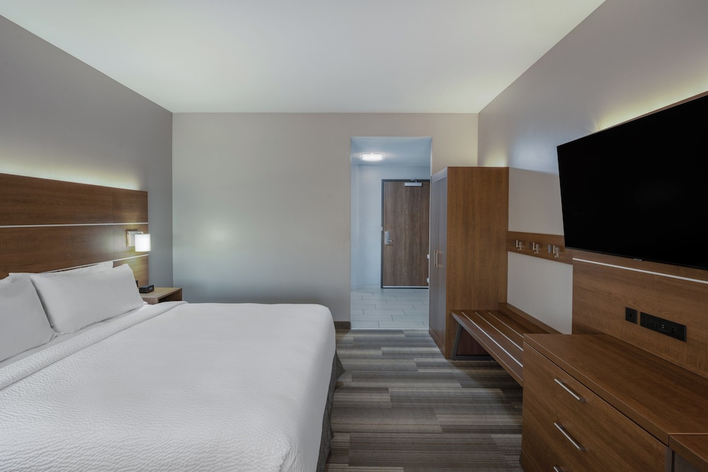 Standard Room, 1 King Bed, Accessible (Comm) - Photo 5