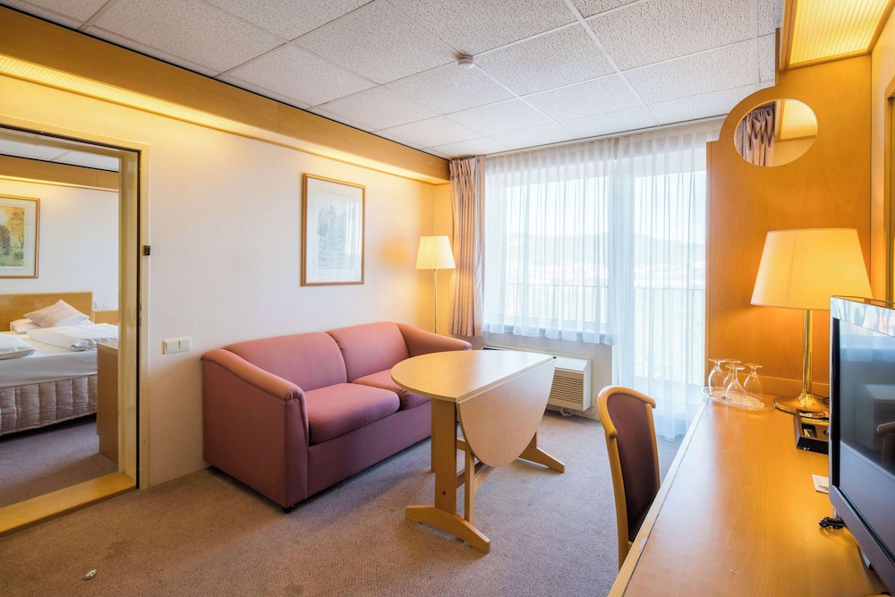 Family Room, 1 Queen Bed, Kitchenette photo 1