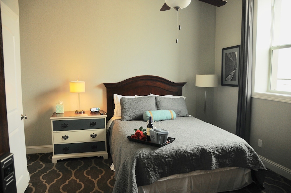 Deluxe Room, 1 Queen Bed photo 3