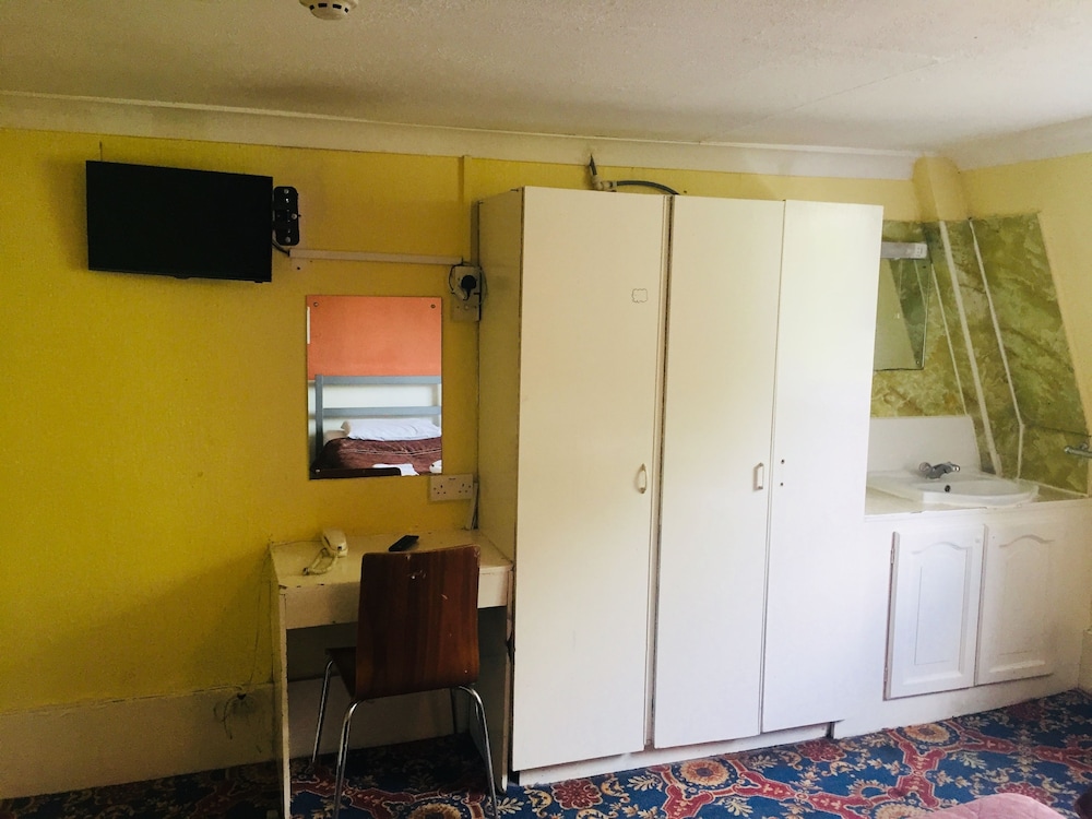 Basic Twin Room, Shared Bathroom photo 2