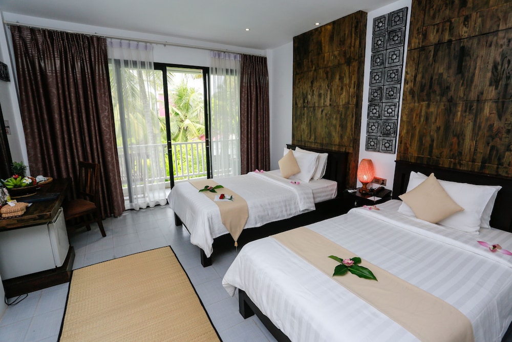 Deluxe Twin balcony with pool view photo 3