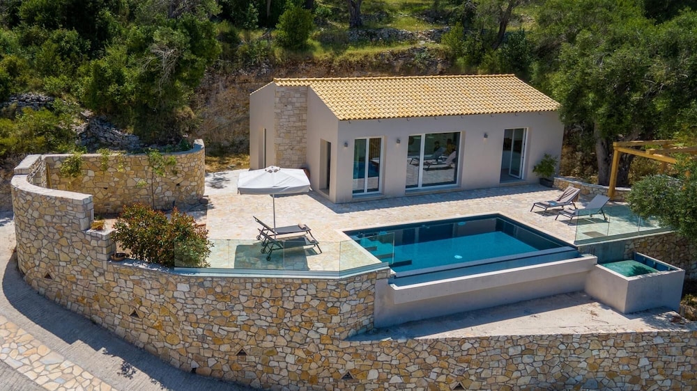Villa, Smoking photo 2