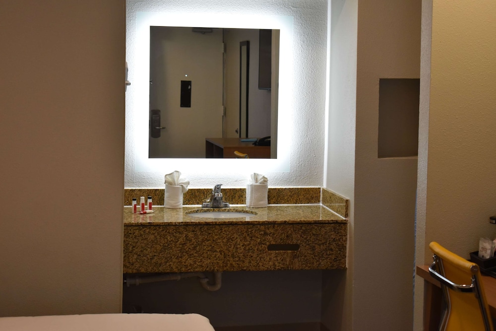 Room, 1 King Bed, Accessible, Non Smoking (Mobility,Hearing,Tub w/Grab Bars) - Photo 2