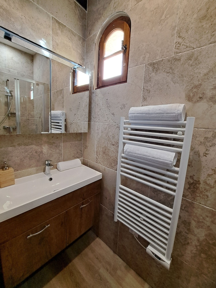 Standard Double or Twin Room - Photo 5