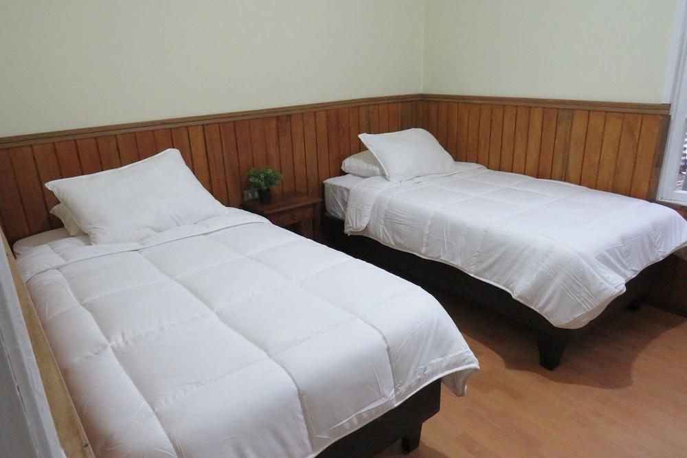 Basic Double Room, 2 Twin Beds photo 3