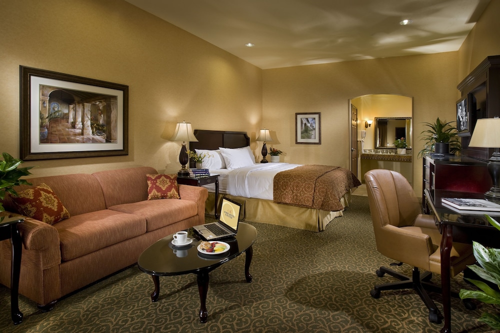Studio Suite (ADA King Accessible) photo 1