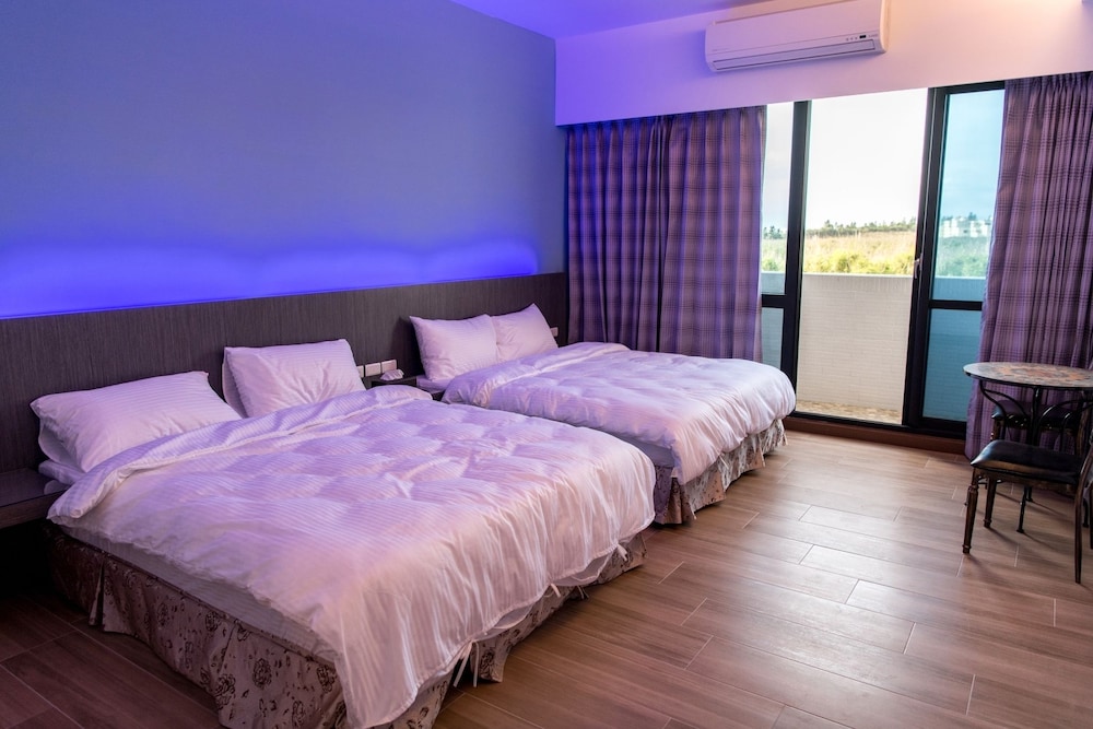 Panoramic Quadruple Room, 2 Queen Beds, Balcony, Partial Ocean View photo 2
