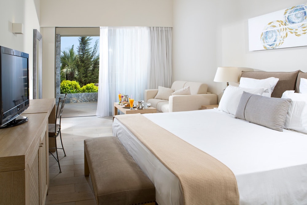 Suite (Sharing Pool, Garden View/ Pool View )