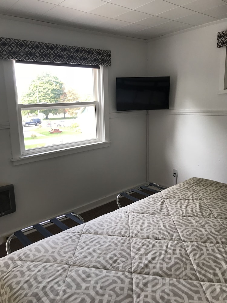 Classic Cabin, 1 King Bed, Non Smoking, Refrigerator & Microwave photo 1
