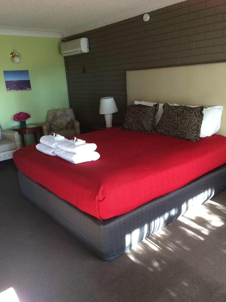Deluxe Single Room, 1 King Bed, Jetted Tub photo 2