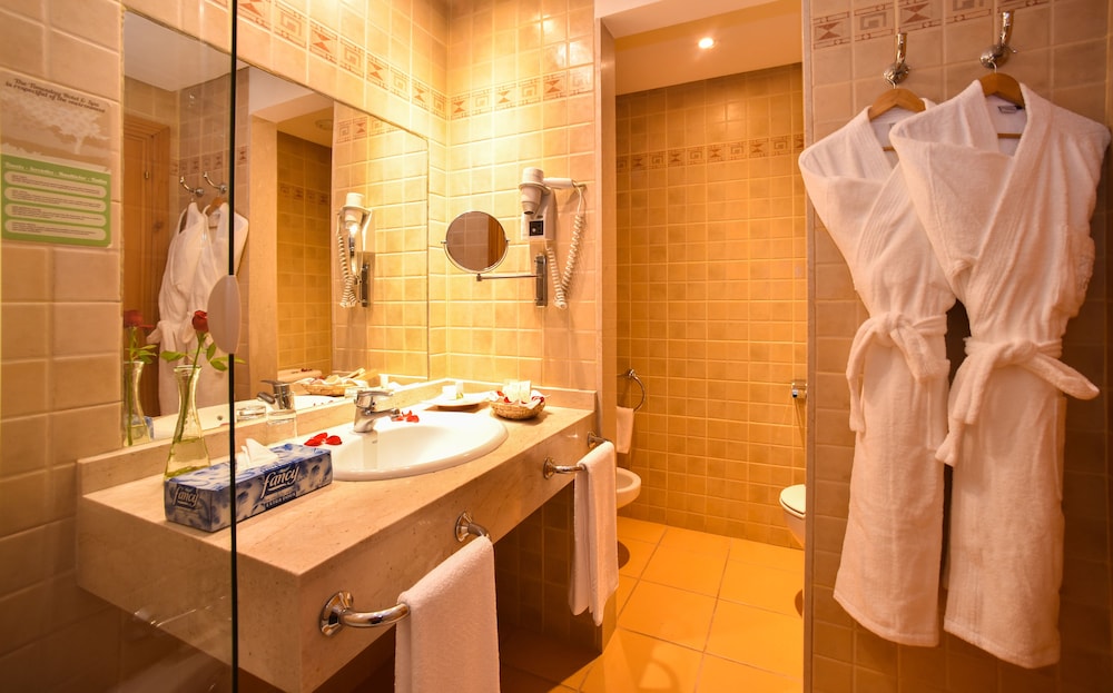 Luxury Twin Room, Pool View - Photo 18