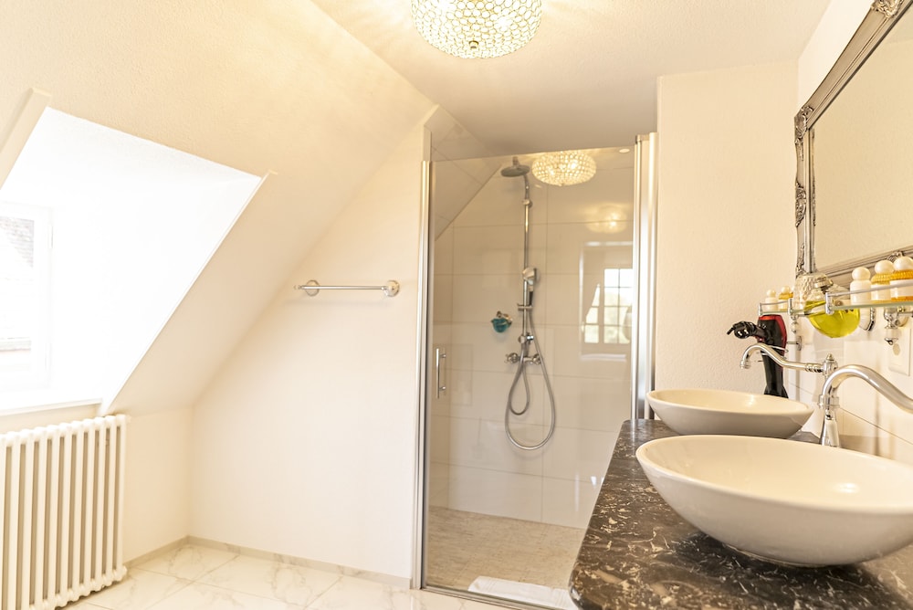 Suite - Photo 19