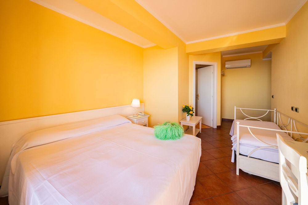 Deluxe Triple Room, Sea View photo 3