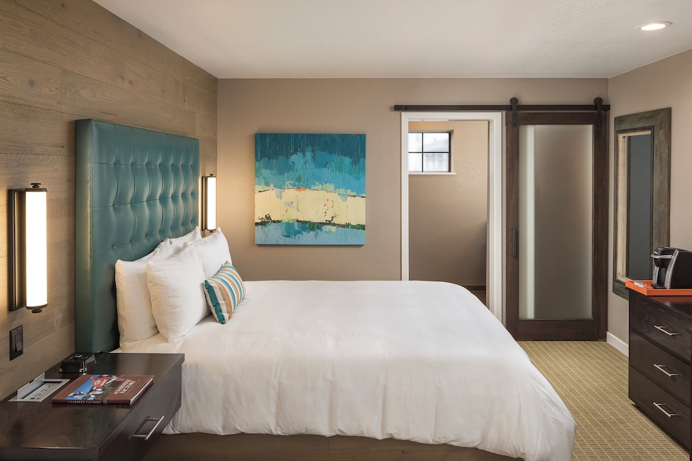 Room, 1 King Bed, Accessible (Cannery Row, Roll-in Shower)