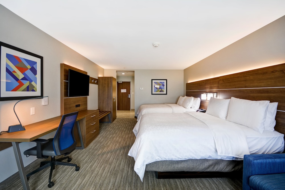 Suite, 2 Queen beds and pull-out couch photo 1
