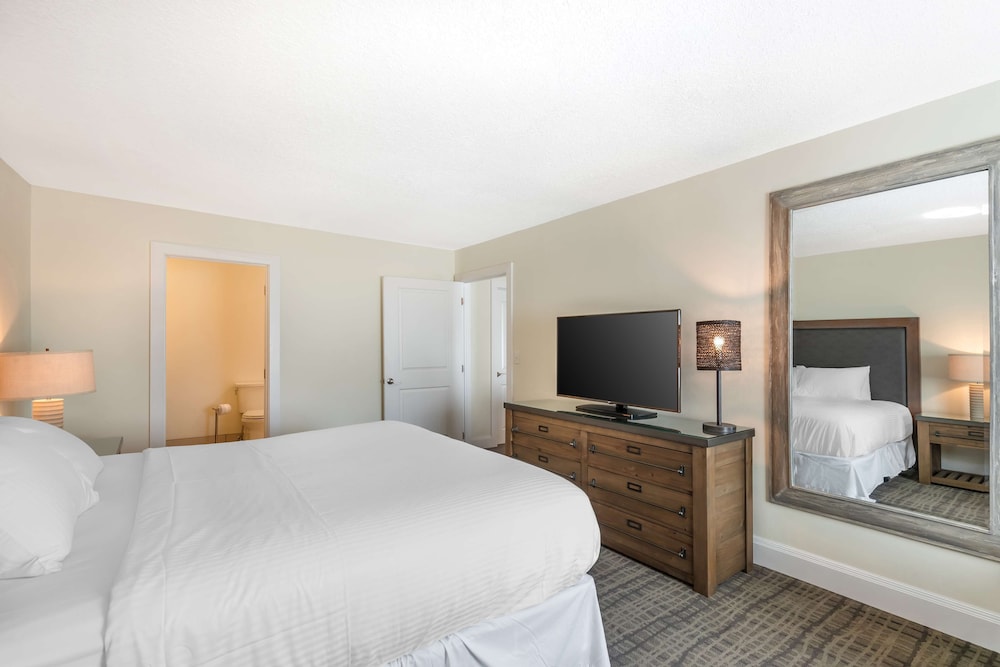 Suite, 1 King Bed, Non Smoking, Refrigerator & Microwave - Photo 3