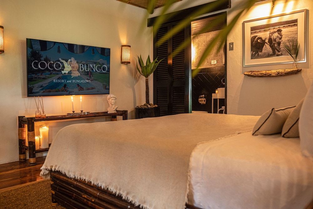 Bungalow Luxe, 1 très grand lit, accès piscine, en bord de plage