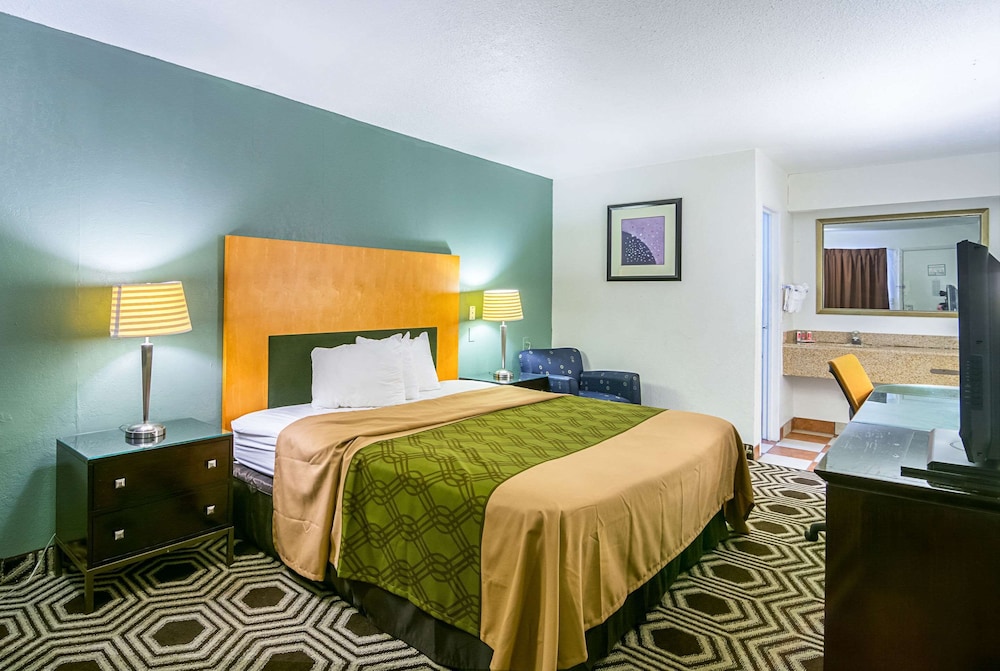 Standard Room, 1 King Bed, Non Smoking - Photo 7