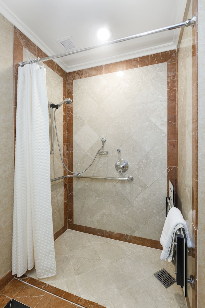 Classic Room, 1 King Bed, Roll-in Shower (Mobility)