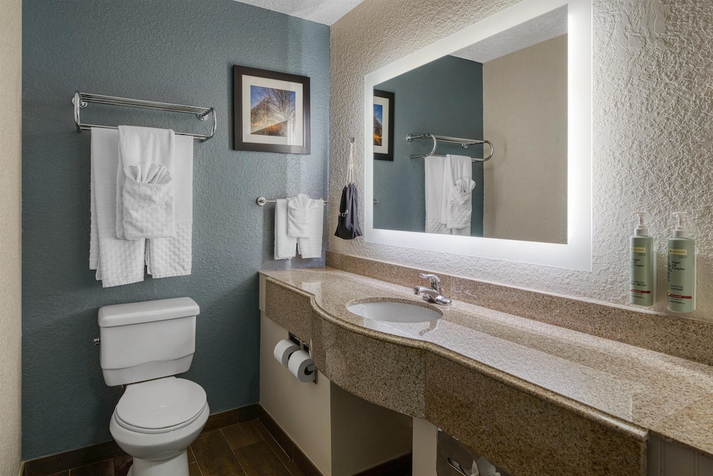 Suite, 2 Queen Beds, Non Smoking, Refrigerator & Microwave (with Sofabed) - Photo 4
