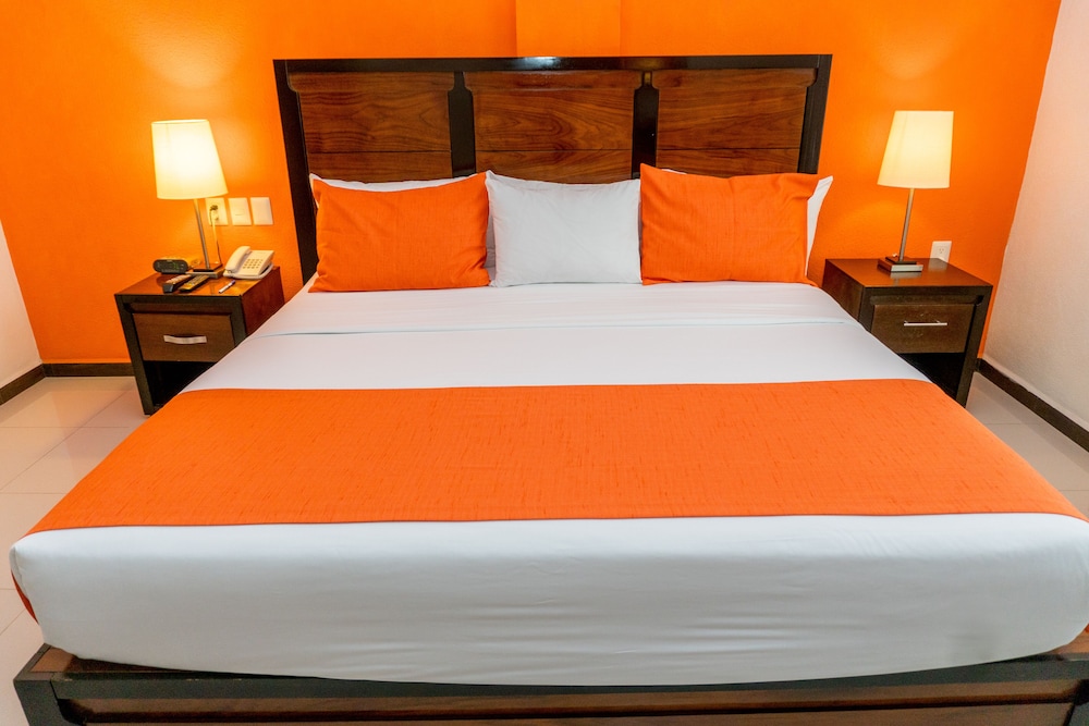 Standard Room, 1 King Bed, Non Smoking - Photo 5