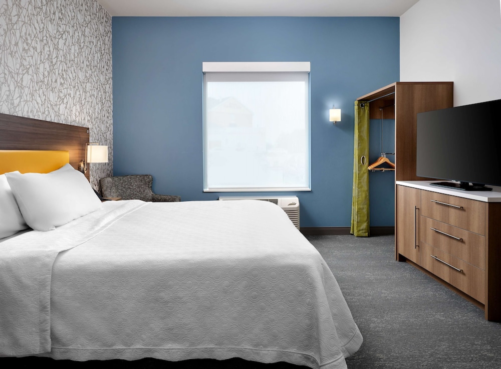 Suite, 1 King Bed, Accessible (Mobility & Hearing, Roll-in Shower) - Photo 1