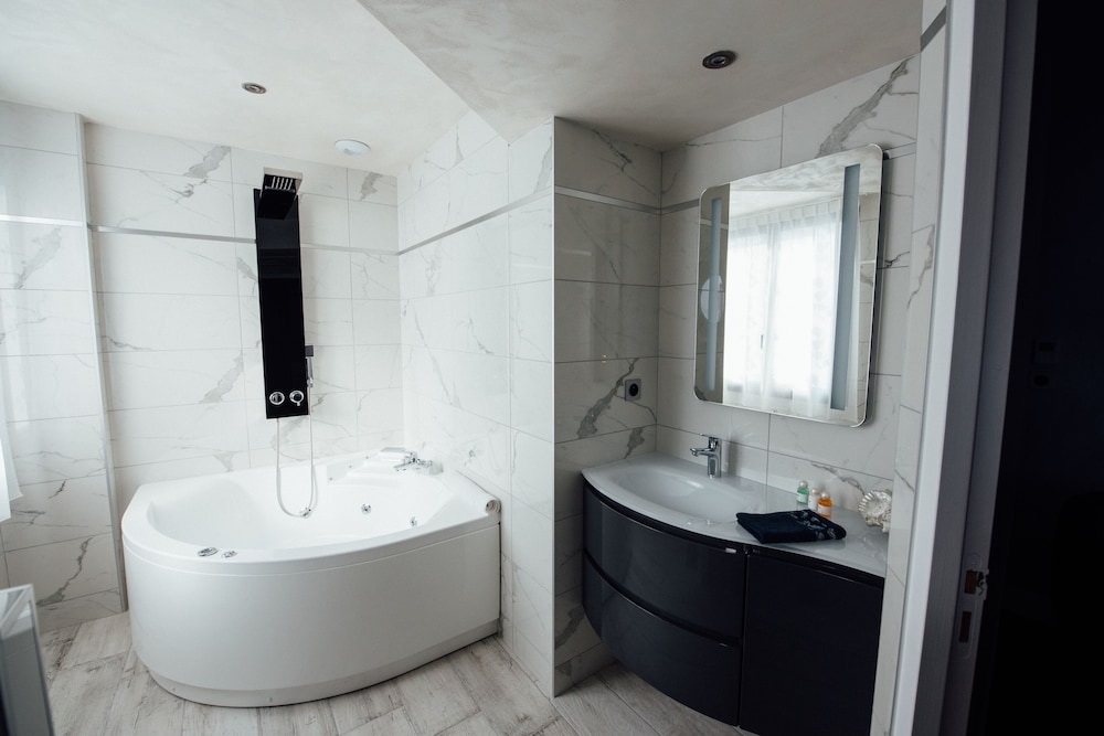 Classic Suite, Jetted Tub photo 3