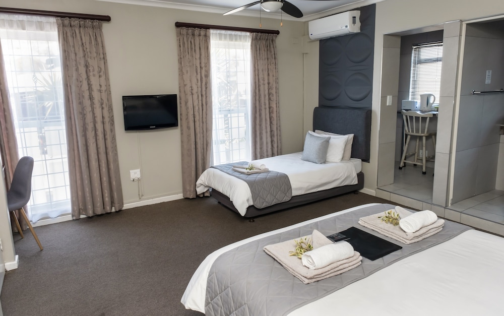 Standard Room, Multiple Beds, Hill View, Ground Floor photo 2