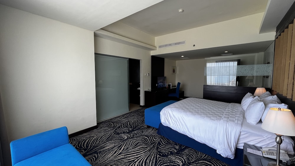 Grand Deluxe Hotel photo 2