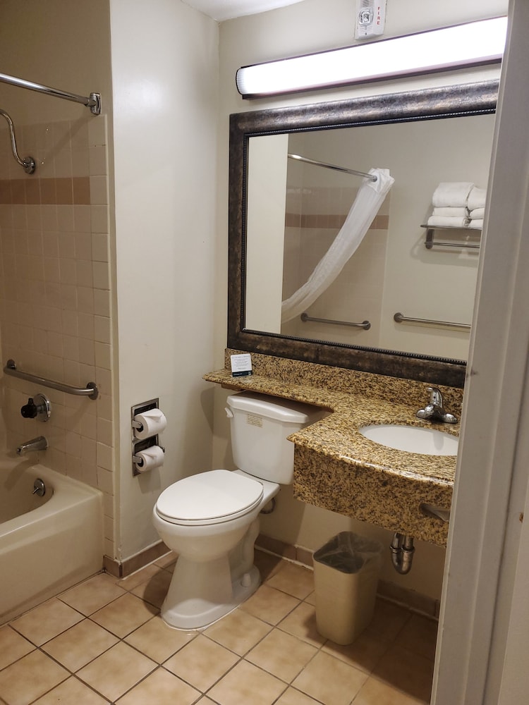 Standard Room, 3 Queen Beds, Accessible Tub, Non Smoking - Photo 4