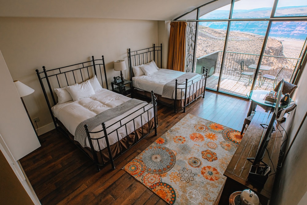 Signature Suite, 2 Queen Beds, Mountain View photo 3