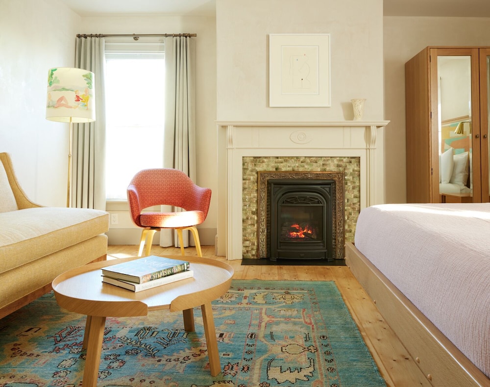 John St Grand Queen W/ Fireplace