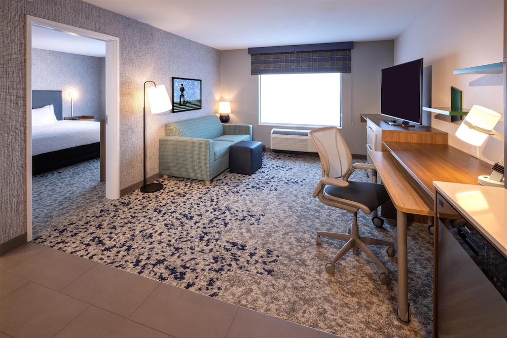 Suite, 1 King Bed, Accessible (Hearing)
