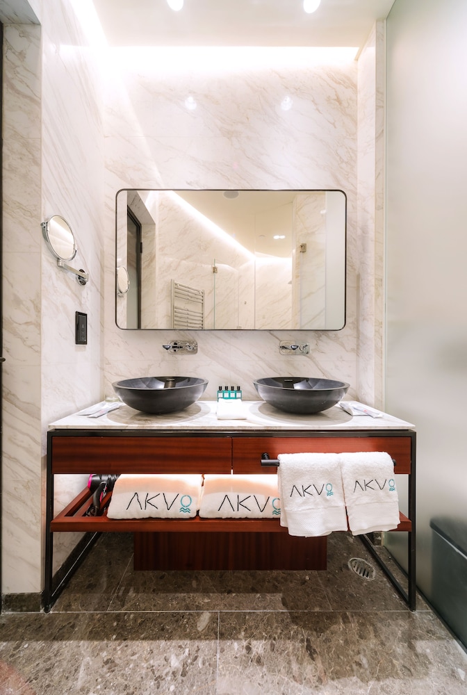 Premium Room, 1 King Bed, City View (Spa, Top Floor) thumbnail 6