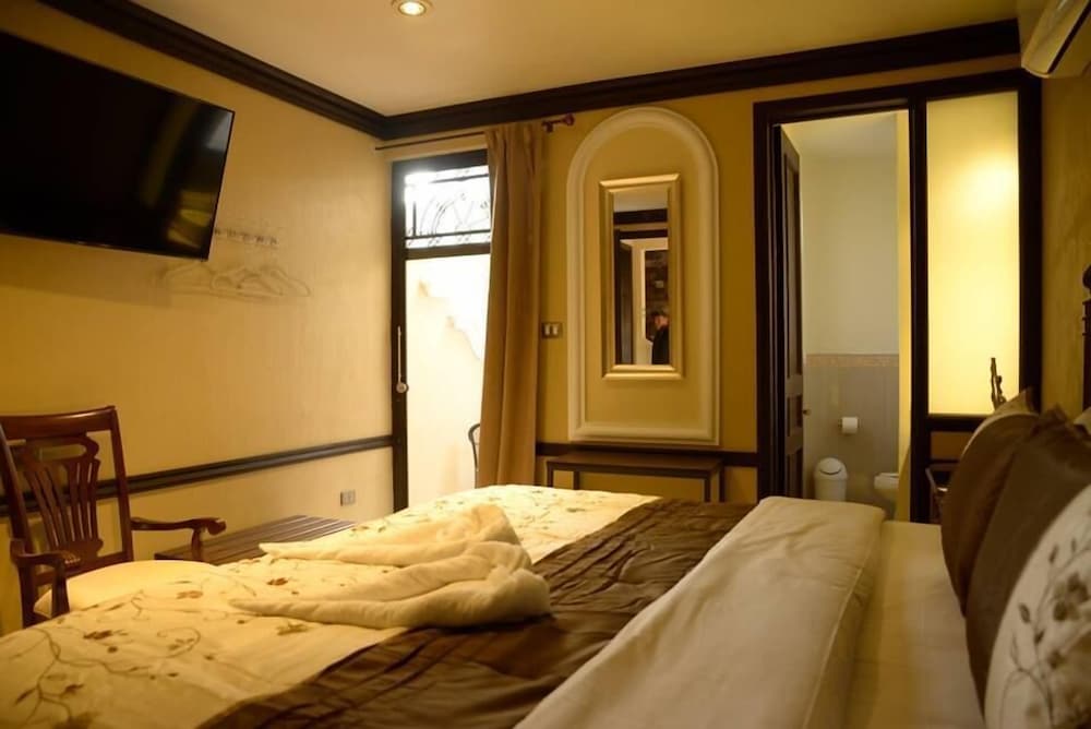 Luxury Room, 1 King Bed, Garden View photo 2
